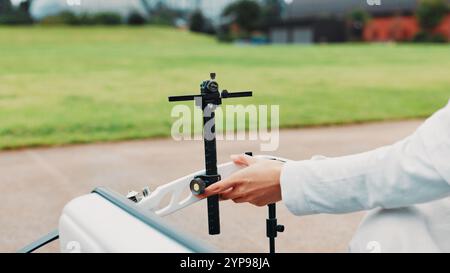 Tiro con l'arco, persona o mani dell'arciere con arco per l'allenamento, il campo o la preparazione per la competizione, l'attrezzatura o il gioco. Gara, atleta e pratica in Foto Stock