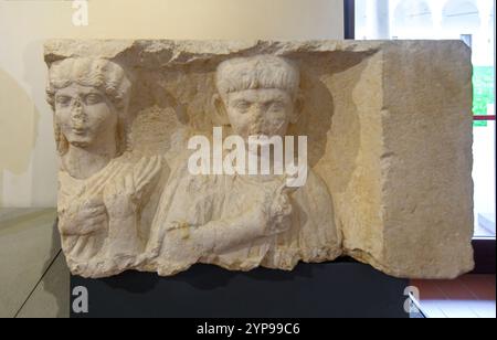 Brescia, Italia. Museo di Santa Giulia, patrimonio dell'umanità dell'UNESCO. Manufatti, statue e sculture del periodo romano. Foto Stock