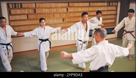 Arti marziali, maestri e giapponesi con apprendimento, esercizio fisico e galateo di karate nel dojo. Giappone, addestramento al combattimento e studio di combattimento con lo sport Foto Stock