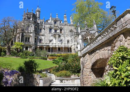 SINTRA - 7 APRILE: Palazzo Quinta da Regaleira nel comune di Sintra, Portogallo, i castelli più belli d'Europa. 7 aprile 2017 a Sintra, porto Foto Stock