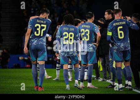 Donostia / San Sebastián, Gipuzkoa, Spagna - 28 novembre 2024: Josip Šutalo, Kian Fitz-Jim, Steven Berghuis e Jordan Henderson durante una pausa nella partita Real Sociedad vs AFC Ajax, parte dell'Europa League, tenutasi presso la reale Arena. Crediti: Rubén Gil/Alamy Live News. Foto Stock