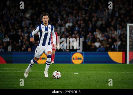 Donostia / San Sebastián, Gipuzkoa, Spagna - 28 novembre 2024: Martín Zubimendi dribbling il pallone nella partita Real Sociedad vs AFC Ajax, parte dell'Europa League, tenutasi presso la reale Arena. Crediti: Rubén Gil/Alamy Live News. Foto Stock