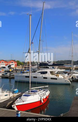 Navi a vela e yacht ormeggiati nel porticciolo Foto Stock