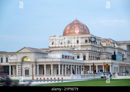 Galleria Lafayette al Katara Plaza nel Villaggio culturale Katara di Doha Foto Stock