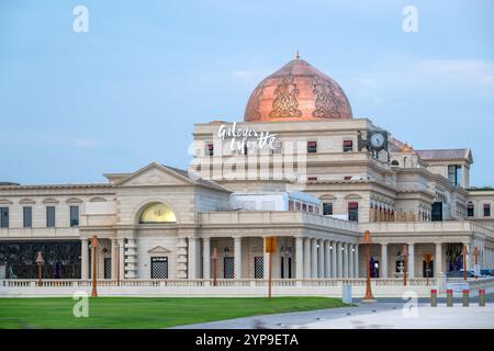 Galleria Lafayette al Katara Plaza nel Villaggio culturale Katara di Doha Foto Stock