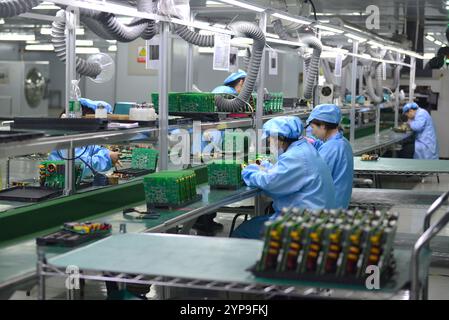 FUYANG, CINA - 29 NOVEMBRE 2024 - i lavoratori si preparano a imballare un controller dopo l'ispezione finale presso l'officina DIP di Anhui Shixin Electronic Technol Foto Stock