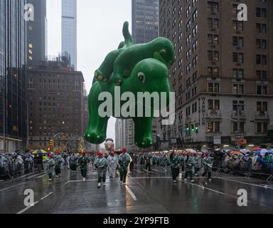 New York Ciy, Stati Uniti. 28 novembre 2024. Una giornata fredda e piovosa per la 98a parata annuale del giorno del Ringraziamento di Macy a New York City, NY, il 29 novembre 2024. (Foto di Steve Sanchez/Sipa USA). Crediti: SIPA USA/Alamy Live News Foto Stock