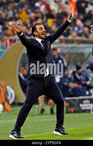 Bucarest, Romania. 28 novembre 2024. L'allenatore della FCSB Elias Charalambous gesti durante la partita di fase di campionato tra la FCSB e l'Olympiacos alla partita di calcio UEFA Europa League allo stadio Arena Nationala di Bucarest, Romania, 28 novembre 2024. Crediti: Cristian Cristel/Xinhua/Alamy Live News Foto Stock