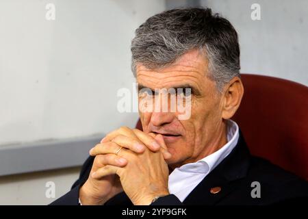 Bucarest, Romania. 28 novembre 2024. L'allenatore dell'Olympiacos Jose Luis Mendilibar guarda prima della partita di campionato tra FCSB e Olympiacos alla partita di calcio UEFA Europa League allo stadio Arena Nationala di Bucarest, Romania, 28 novembre 2024. Crediti: Cristian Cristel/Xinhua/Alamy Live News Foto Stock