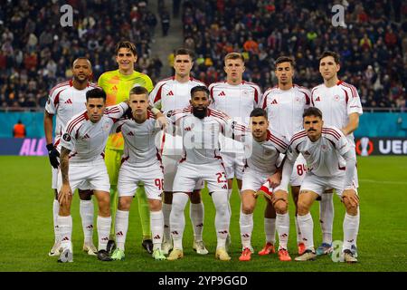 Bucarest, Romania. 28 novembre 2024. I giocatori dell'Olympiakos posano prima della partita di fase di campionato tra FCSB e Olympiakos alla partita di calcio UEFA Europa League allo stadio Arena Nationala di Bucarest, Romania, 28 novembre 2024. Crediti: Cristian Cristel/Xinhua/Alamy Live News Foto Stock