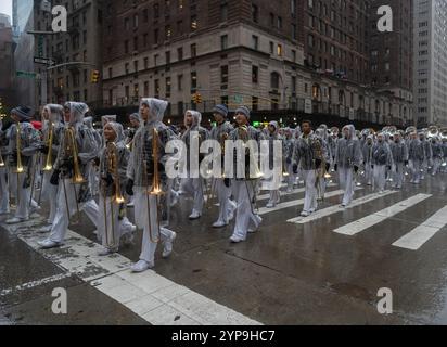 New York Ciy, Stati Uniti. 28 novembre 2024. Una giornata fredda e piovosa per la 98a parata annuale del giorno del Ringraziamento di Macy a New York City, NY, il 29 novembre 2024. (Foto di Steve Sanchez/Sipa USA). Crediti: SIPA USA/Alamy Live News Foto Stock