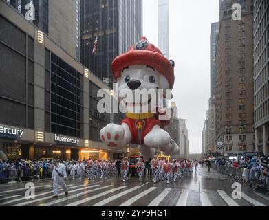 New York Ciy, Stati Uniti. 28 novembre 2024. Una giornata fredda e piovosa per la 98a parata annuale del giorno del Ringraziamento di Macy a New York City, NY, il 29 novembre 2024. (Foto di Steve Sanchez/Sipa USA). Crediti: SIPA USA/Alamy Live News Foto Stock