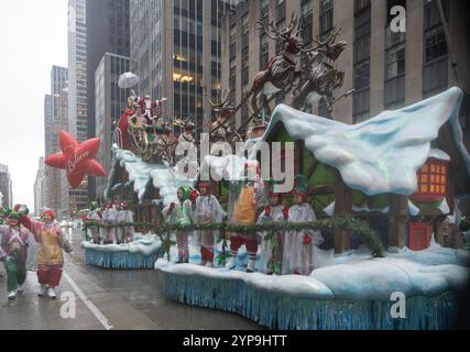 New York Ciy, Stati Uniti. 28 novembre 2024. Una giornata fredda e piovosa per la 98a parata annuale del giorno del Ringraziamento di Macy a New York City, NY, il 29 novembre 2024. (Foto di Steve Sanchez/Sipa USA). Crediti: SIPA USA/Alamy Live News Foto Stock