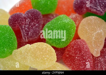 Caramelle dolci colorate a base di succo di frutta naturale sotto forma di gelatina e zucchero. Dolci multicolori sotto forma di frutti di diversi colori: r. Foto Stock