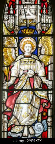 Particolare della vetrata raffigurante un angelo, Clayton e Bell, la chiesa di Boulge, Suffolk, Inghilterra, Regno Unito - Suffolk Regiment Memorial 1900 Foto Stock