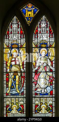 Vetrate colorate, Saint George and Angel, Clayton and Bell, Boulge Church, Suffolk, Inghilterra, Regno Unito - Battaglia commemorativa della guerra boera di Colesberg 1900 Foto Stock