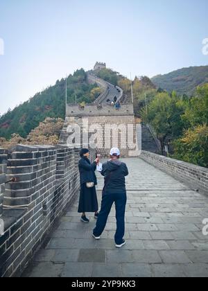 Pechino, Cina - 23 ottobre 2024: Turisti al passo Juyongguan della grande Muraglia Cinese. Una famosa destinazione di viaggio. Foto Stock