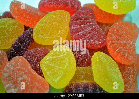 Caramelle dolci colorate a base di succo di frutta naturale sotto forma di gelatina e zucchero. Dolci multicolori sotto forma di frutti di diversi colori: r. Foto Stock