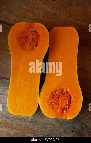 Metà della zucca di butternut Foto Stock