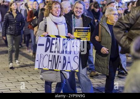 L'immagine mostra una manifestazione femminista affollata che si svolge nel centro storico di Logroño, in Spagna, la notte del 9 novembre 2024. Il protagono Foto Stock