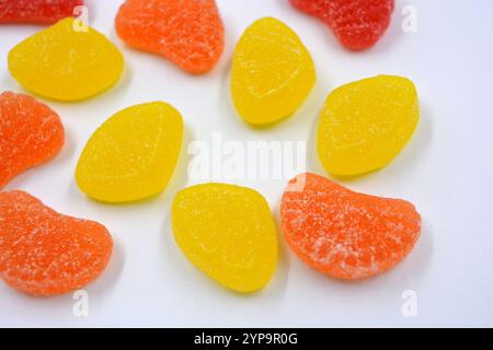 Caramelle dolci colorate a base di succo di frutta naturale sotto forma di gelatina e zucchero. Dolci multicolori sotto forma di frutti di diversi colori: r. Foto Stock