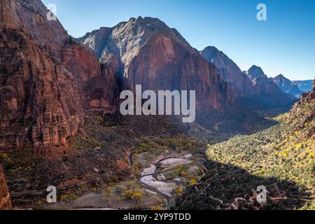 Scopri la bellezza mozzafiato dello Zion Canyon, caratterizzato da splendide formazioni rocciose e dal sereno fiume Virgin a Springdale, Utah. Foto Stock