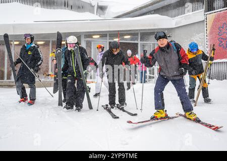 Janske Lazne, Repubblica Ceca. 29 novembre 2024. Gli sciatori godono dell'inizio della stagione a Skiresort Cerna hora - PEC a Janske Lazne (Spa), regione di Trutnov, Monti giganti, Repubblica Ceca, novembre 29, 2024. crediti: David Tanecek/CTK Photo/Alamy Live News Foto Stock