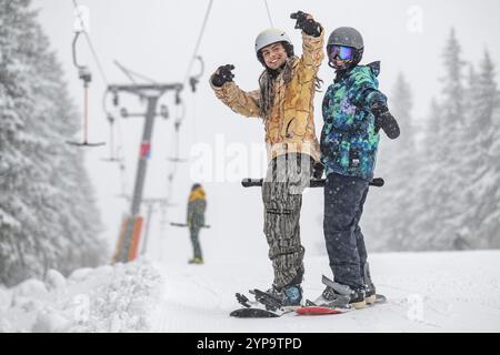 Janske Lazne, Repubblica Ceca. 29 novembre 2024. Gli sciatori godono dell'inizio della stagione a Skiresort Cerna hora - PEC a Janske Lazne (Spa), regione di Trutnov, Monti giganti, Repubblica Ceca, novembre 29, 2024. crediti: David Tanecek/CTK Photo/Alamy Live News Foto Stock