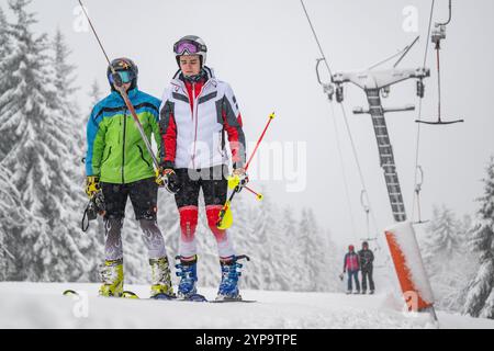 Janske Lazne, Repubblica Ceca. 29 novembre 2024. Gli sciatori godono dell'inizio della stagione a Skiresort Cerna hora - PEC a Janske Lazne (Spa), regione di Trutnov, Monti giganti, Repubblica Ceca, novembre 29, 2024. crediti: David Tanecek/CTK Photo/Alamy Live News Foto Stock