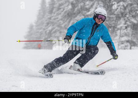 Janske Lazne, Repubblica Ceca. 29 novembre 2024. Gli sciatori godono dell'inizio della stagione a Skiresort Cerna hora - PEC a Janske Lazne (Spa), regione di Trutnov, Monti giganti, Repubblica Ceca, novembre 29, 2024. crediti: David Tanecek/CTK Photo/Alamy Live News Foto Stock