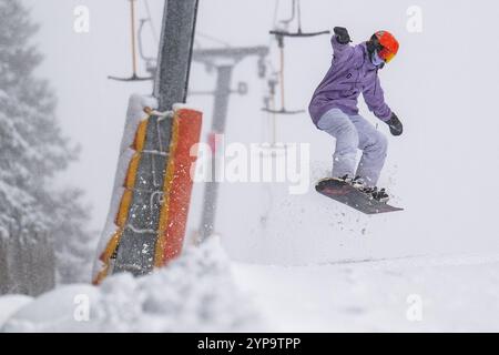 Janske Lazne, Repubblica Ceca. 29 novembre 2024. Gli sciatori godono dell'inizio della stagione a Skiresort Cerna hora - PEC a Janske Lazne (Spa), regione di Trutnov, Monti giganti, Repubblica Ceca, novembre 29, 2024. crediti: David Tanecek/CTK Photo/Alamy Live News Foto Stock