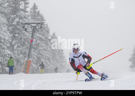 Janske Lazne, Repubblica Ceca. 29 novembre 2024. Gli sciatori godono dell'inizio della stagione a Skiresort Cerna hora - PEC a Janske Lazne (Spa), regione di Trutnov, Monti giganti, Repubblica Ceca, novembre 29, 2024. crediti: David Tanecek/CTK Photo/Alamy Live News Foto Stock