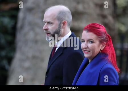 Londra, Regno Unito. 26 novembre 2024. Jonathan Reynolds deputato, Segretario di Stato per le imprese e il commercio e Presidente del Consiglio per il commercio, e Louise Haigh MP, Segretario di Stato per i trasporti, arrivano per la riunione del Gabinetto. Foto Stock