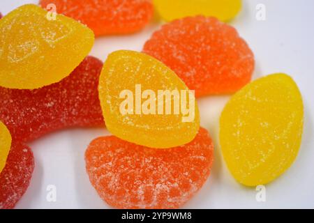 Caramelle dolci colorate a base di succo di frutta naturale sotto forma di gelatina e zucchero. Dolci multicolori sotto forma di frutti di diversi colori: r. Foto Stock