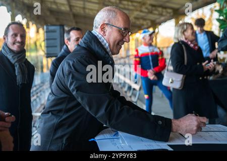 Charles Lantieri - Presidente della Fondation d'entreprise FDJ, firma simbolica dell'accordo. Pierre Rabadan, vicesindaco responsabile dello sport, ha visitato il velodromo Jacques-Anquetil per firmare un accordo di sponsorizzazione con la francese dei Jeux e la Fondation du Patrimoine per la sua prossima ristrutturazione. Inaugurato nel cuore del Bois de Vincennes più di cento anni fa, il velodromo ha giocato un ruolo importante nella storia del ciclismo nazionale e internazionale. La Cipale ha ospitato gli eventi ciclistici delle Olimpiadi del 1900 e del 1924, nonché il calcio e il rugby. Ha anche delle api Foto Stock