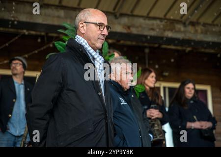 Charles Lantieri, presidente della Fondation d'entreprise FDJ. Pierre Rabadan, vicesindaco responsabile dello sport, ha visitato il velodromo Jacques-Anquetil per firmare un accordo di sponsorizzazione con la francese dei Jeux e la Fondation du Patrimoine per la sua prossima ristrutturazione. Inaugurato nel cuore del Bois de Vincennes più di cento anni fa, il velodromo ha giocato un ruolo importante nella storia del ciclismo nazionale e internazionale. La Cipale ha ospitato gli eventi ciclistici delle Olimpiadi del 1900 e del 1924, nonché il calcio e il rugby. E' stato anche il luogo di scelta per il Tour d Foto Stock