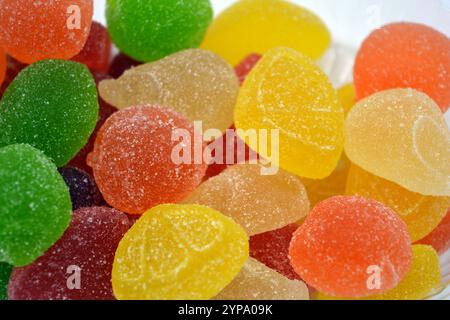 Caramelle dolci colorate a base di succo di frutta naturale sotto forma di gelatina e zucchero. Dolci multicolori sotto forma di frutti di diversi colori: r. Foto Stock
