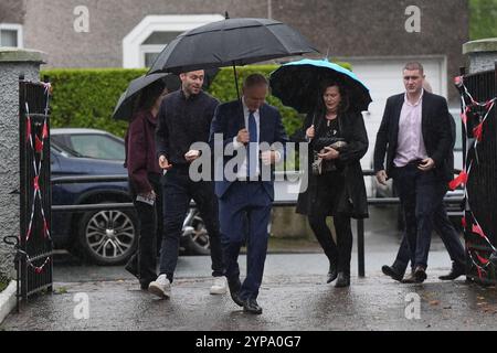 Tanaiste e Fianna Fail leader Micheal Martin, accompagnato dalla sua famiglia, vota alla St Anthony's Boys' School, Beechwood Park, Ballinlough, Cork, mentre gli elettori si recano alle elezioni generali del 2024 in Irlanda. Data foto: Venerdì 29 novembre 2024. Foto Stock