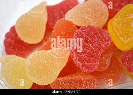 Caramelle dolci colorate a base di succo di frutta naturale sotto forma di gelatina e zucchero. Dolci multicolori sotto forma di frutti di diversi colori: r. Foto Stock