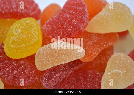 Caramelle dolci colorate a base di succo di frutta naturale sotto forma di gelatina e zucchero. Dolci multicolori sotto forma di frutti di diversi colori: r. Foto Stock