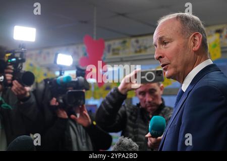 Tanaiste e Fianna falliscono il leader Micheal Martin parlando ai media mentre getta il suo voto alla St Anthony's Boys' School, Beechwood Park, Ballinlough, Cork, mentre gli elettori vanno a votare per le elezioni generali del 2024 in Irlanda. Data foto: Venerdì 29 novembre 2024. Foto Stock