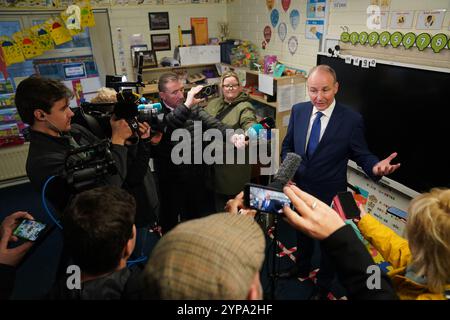 Tanaiste e Fianna falliscono il leader Micheal Martin parlando ai media mentre getta il suo voto alla St Anthony's Boys' School, Beechwood Park, Ballinlough, Cork, mentre gli elettori vanno a votare per le elezioni generali del 2024 in Irlanda. Data foto: Venerdì 29 novembre 2024. Foto Stock