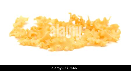 Pasta secca a forma di nastro Mafalda, isolata su sfondo bianco Foto Stock