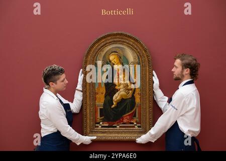 Sotheby's, Londra, Regno Unito. 29 novembre 2024. Old Master & 19th C. Paintings, 4th dic. Anteprima dell'asta serale di Londra. Le attrazioni principali includono: Sandro Botticelli, la Vergine e il bambino in trono, stima: £ 2.000.000-3.000.000. Un dipinto rinascimentale fiorentino della Vergine col bambino del giovane Botticelli. Crediti: Malcolm Park/Alamy Live News Foto Stock