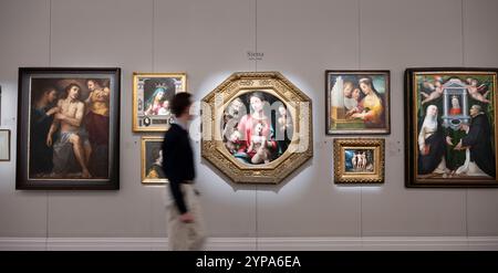 Sotheby's, Londra, Regno Unito. 29 novembre 2024. Old Master & 19th C. Paintings, 4th dic. Anteprima dell'asta serale di Londra. Le attrazioni principali includono: Girolamo Magagni, chiamato Giomo del Sodoma, la Sacra famiglia con il giovane San Giovanni Battista e un angelo, stima: £ 20.000-30.000. Crediti: Malcolm Park/Alamy Live News Foto Stock