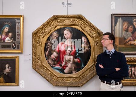 Sotheby's, Londra, Regno Unito. 29 novembre 2024. Old Master & 19th C. Paintings, 4th dic. Anteprima dell'asta serale di Londra. Le attrazioni principali includono: Girolamo Magagni, chiamato Giomo del Sodoma, la Sacra famiglia con il giovane San Giovanni Battista e un angelo, stima: £ 20.000-30.000. Crediti: Malcolm Park/Alamy Live News Foto Stock