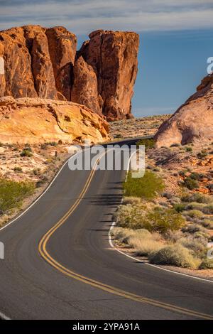 Viaggia lungo la tortuosa mouse's Tank Road, circondata dalle formazioni mozzafiato di arenaria rossa del Valley of Fire State Park. Foto Stock