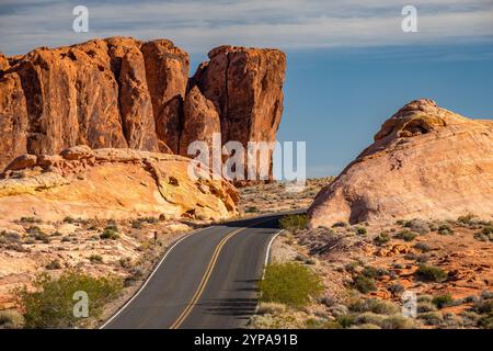 Viaggia lungo la tortuosa mouse's Tank Road, circondata dalle formazioni mozzafiato di arenaria rossa del Valley of Fire State Park. Foto Stock