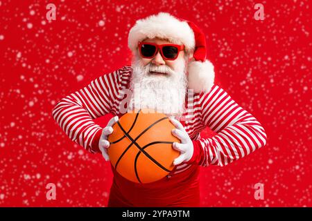 Ritratto del suo bel bel bel bel grasso allegro allegro Sovrappeso il nonno di Santa che gioca a basket allenandosi isolato sopra Foto Stock