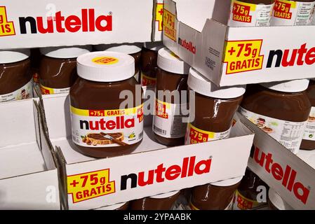 Nutella ist eine Nuss-Nougat-Creme des italienischen Herstellers Ferrero. SIE besteht überwiegend aus Zucker mit Zutaten von Palmöl, gerösteten Haselnüssen, Milchpulver, Kakao, Sojalecithin und Vanillin. In Deutschland gibt es Nutella seit 1965. Foto: Nutella-Glas im Supermarkt *** la Nutella è una crema di torrone di noci del produttore italiano Ferrero si compone principalmente di zucchero con ingredienti di olio di palma, nocciole arrostite, latte in polvere, cacao, lecitina di soia e vanillina in Germania, Nutella è disponibile nei supermercati dal 1965 Photo Nutella jar Foto Stock